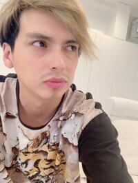 アレクサンダー『エコノミークラスで3人で150万円かよ』