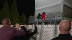 「カオス」「なんという終わり方や」放送中ずっと殴り合い→2階から仲良く“落下フィニッシュ”のバッドエンドに視聴者ポカン