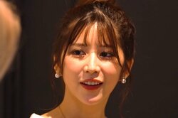 日向坂46・小坂菜緒似のセクシー女優、美脚あらわな超ミニ丈姿で年商25億円社長をお誘い「明日も2人で一緒にいたいな」