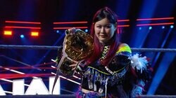 「笑顔がカワイイ」人気日本人女子レスラーの“映えすぎ”私服写真が反響…欧州ツアーのオフで魅せたド派手ファッションにファン興奮