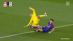 “NEXTピケ”の神ディフェンス炸裂！17歳60日で代表デビューのDFが絶妙プレーで決定機阻止した瞬間 超逸材に「化け物すぎるやろw」