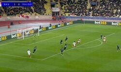 何をした…？ 南野拓実、意表をつく“一瞬の動き”「センスすご！」 ゴール前で相手DF陣を混乱させたプレーにファン驚愕