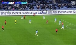 引っ張られても吹っ飛ばす！ ミランDF、秘技・急加速ゴリゴリ突破で決勝ゴール演出の瞬間「十八番のパワフルドリブルでた」「スーパーだ」「よく倒れなかったな」などファン歓喜