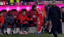 「子供ですよ！！」ファンが目を疑う“まさかの光景”「どんどん出てくるな」バイエルン、17歳の“新たな神童”がデビュー