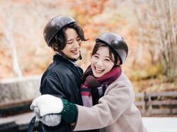 塩野瑛久、足立梨花を大胆ハグ！アイススケートで妻を優しくリード『私たち結婚しました2』第6話