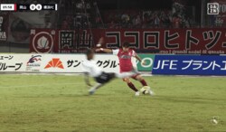 「レッドカードちゃうん？」危険アフタータックルが足首を削って場内騒然…「足の出し方が怖い」選手や監督が猛抗議した瞬間