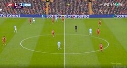 4人もいらねえ、1人で潰す！「日本史上最強の潰し屋」「職人技」リバプールの“潰し屋”遠藤航が相手を余裕で吹っ飛ばす→ボール奪取した瞬間