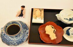 羽生善治九段はどこから食べる？午後のおやつは「はにたん最中」藤井聡太王将は“ダブル”ドリンク／将棋・王将戦七番勝負第2局