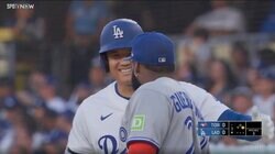 大谷翔平が塁上で「イチャイチャ」 笑顔の“再会”に反響続々「大谷大好きゲレーロ」「怒ってたけど大谷さん来てにこにこ」