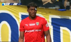 軽く蹴ったのに…鈴木彩艶の“70m低弾道フィード”で敵陣カオス！「飛びすぎ」「ザイオンのキックは戦術」ファン驚愕の瞬間