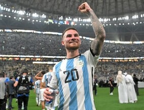 「ブライトンにいるなんて信じられない」トッテナムOBがW杯で大活躍のMFを激賞！古巣へブラックジョークも「なぜビスマを選んだ？」