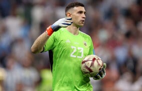 PKストップのアルゼンチン守護神、表彰式での"股間屹立"パフォーマンスが注目の的！賛否集める