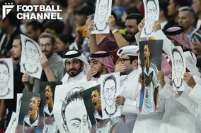 抗議？ ドイツ代表戦のスタジアムに「たくさんのエジル」登場