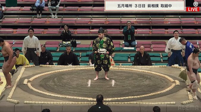 「えぇ! 前相撲からいる」大相撲、朝一番から鎮座するミュージシャンの姿に驚き 正座で背筋“ピン” ひと際の存在感 3枚目