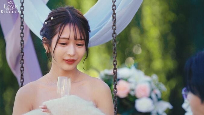 【写真・画像】「下乳が…」「ほぼ裸」極上ボディを持つ美女の水着姿に男性陣が興奮トーク！メガネ姿も美しい　3枚目