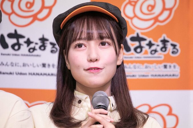 「絶対お肉！」=LOVEがはなまるうどんの新商品をピーアール＆配膳する 4枚目