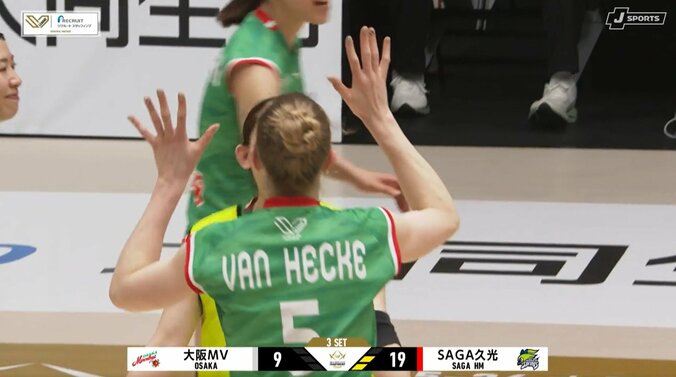 女子バレー、黄色いビブスで公式戦に！？ 突然現れた“目立ちすぎる”リベロにファン驚き 3枚目