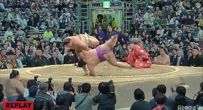 珍事！　投げられた嘉風より、投げた貴ノ岩が土俵下に吹っ飛ぶも2勝目 2枚目