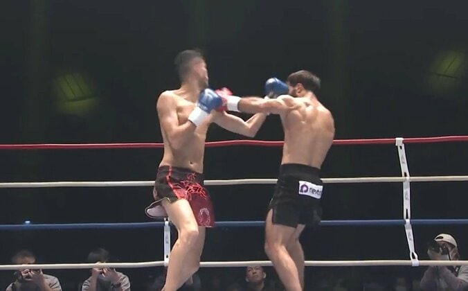 左フックを一閃