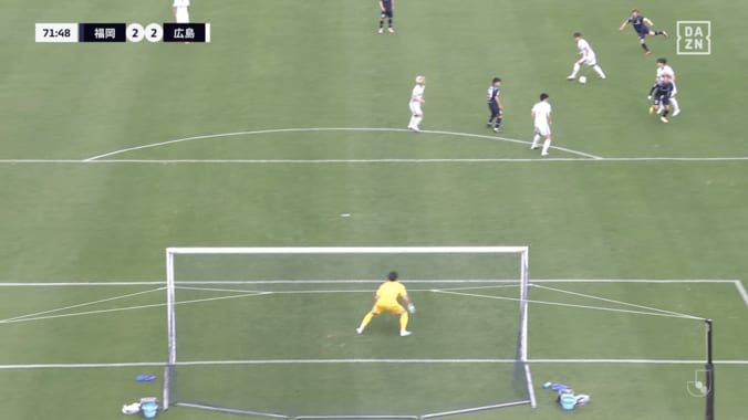 衝撃！「ありえない軌道」“30mアウト回転スーパーゴール”にスタジアム騒然！福岡MFが年間ベスト級の一撃「デ・ブライネかよ」 4枚目