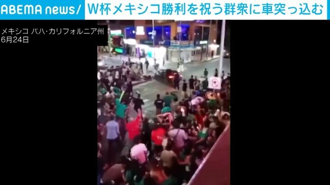 群衆を次々と跳ね飛ばす車