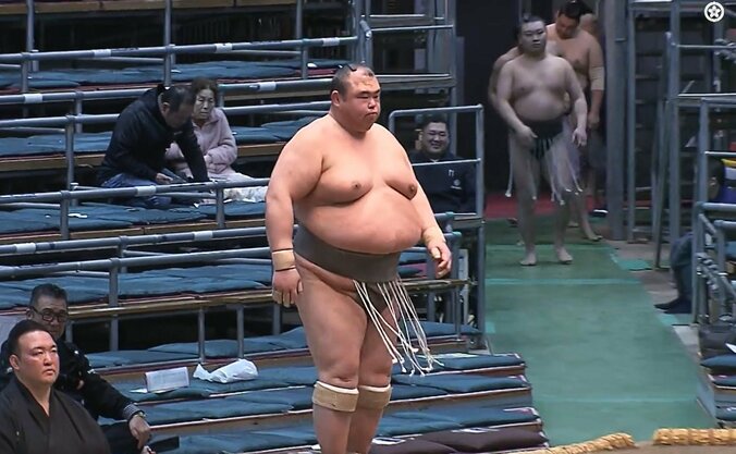 「50歳に見えない」現役最年長の長身力士、23歳年下の若手を堂々撃破 土俵下の品格にファンも注目「体の張りがすごい」「お辞儀も素敵」 2枚目