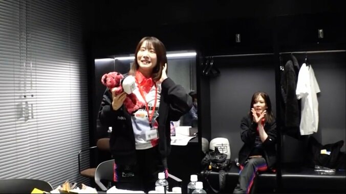 滝沢のアガリに飛び跳ねて歓喜するKONAMI女性選手