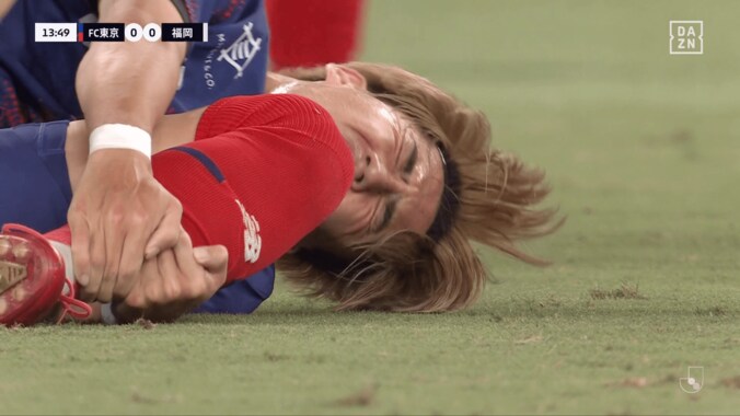スタジアム騒然！危険な“後方タックル”がノーカード…「退場やろ」「VAR介入なし？」選手＆ファンが不満を募らせた瞬間 5枚目