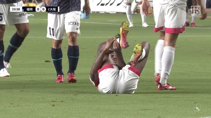 「これがカードなし？」ファン絶句の危険スライディング炸裂　強烈足首キックもお咎めなしで「流石にやばすぎる」 3枚目