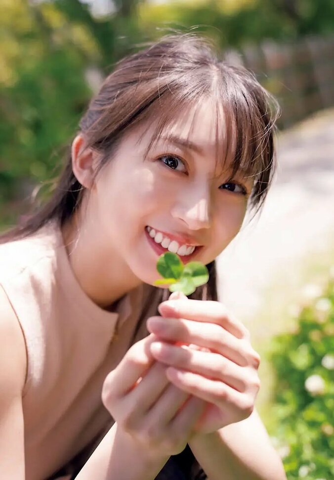 巻頭グラビア：牧野真莉愛