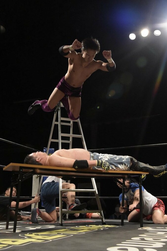 有刺鉄線バット、イス、テーブル…凶器祭り！DDTの新星・梅田にハードコアマッチの洗礼 2枚目