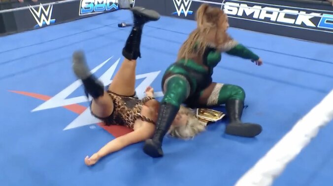 その後もレッグドロップで“追い討ち”