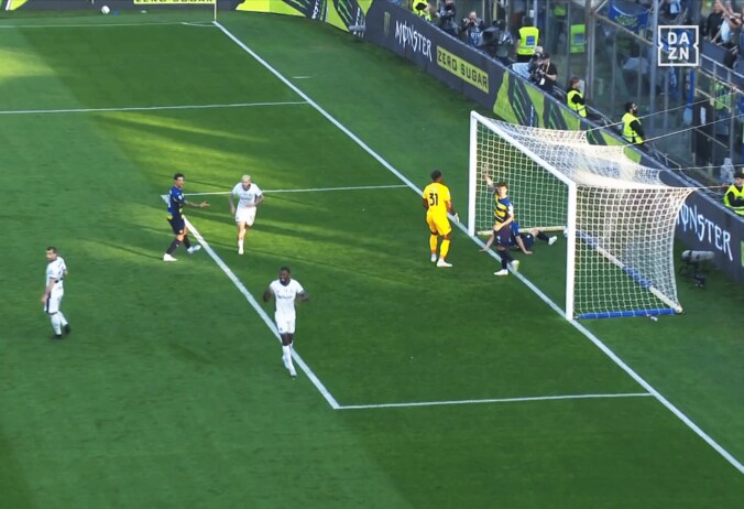 【写真・画像】別格！ 長谷川唯、“超絶フェイク”で敵翻弄「異次元」「急所を突く」「さらっと上手い」鋭いカットイン→縦パスでPK誘発の一部始終をファン絶賛　1枚目