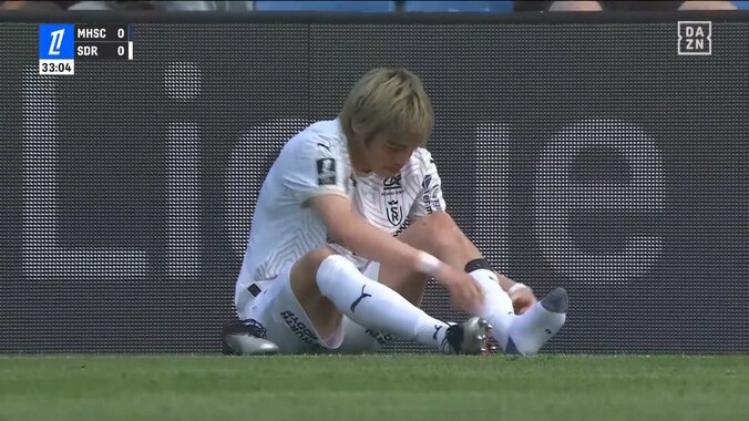 嘘だろ？伊東純也、超絶トラップの直後に転倒→足首を負傷して交代に「純也がこんな痛がるなんて」「マジで勘弁して」 3枚目