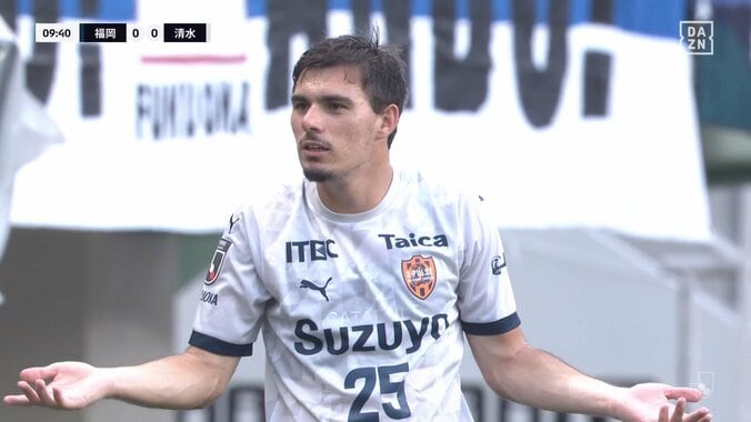 「イエローやろ」明らかなハンドが“お咎めなし”でSNS総ツッコミ「なんでカード出ないの」「思いっきり手で触りに行っていますよね」 4枚目