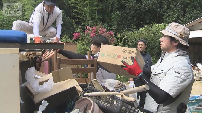 防げ“火事場泥棒”被災地でパトロール強化　猛暑の中で不要荷物撤去ボランティア活躍 1枚目