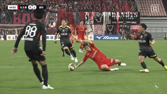 「9割演技」「腕掴まれてるのに」滑っただけ？名古屋ユンカーが謎転倒でPKアピールもノーファウルでスタジアム騒然「何も接触ないやんけ」 4枚目