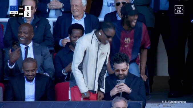 「ブチ上がってる！」HIPHOPスターが激闘クラシコで狂喜乱舞→SNS騒然「トラヴィス興奮しすぎ笑」「バルサファンだったのか」「スニーカー全部売るわ」「嫌いになりそう」 4枚目