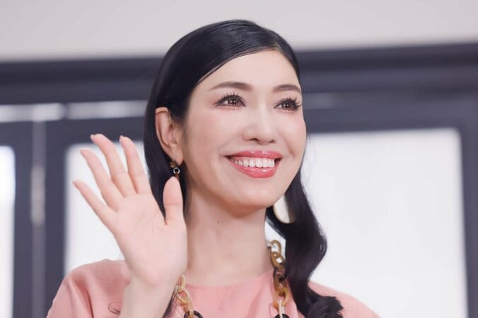 アン ミカ、夫婦円満の秘訣は“壁際ワード”を使わないこと「若い頃は相手を八方ふさがりにして追い詰めて、怖いって逃げられました」 1枚目