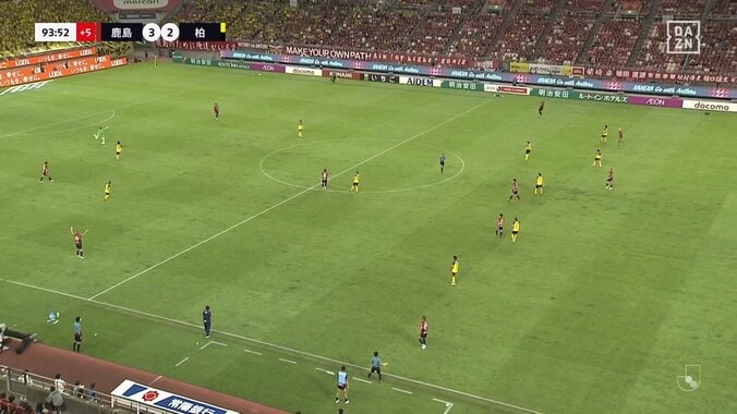 嘘だろ…?まさかのパスミスから生まれた“奇跡の決勝点”にSNS大興奮「J面白くて草」「こんなん優勝するチームだよな」 3枚目