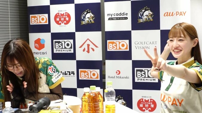 全力ピースサインで喜ぶ中田、拍手しまくる東城