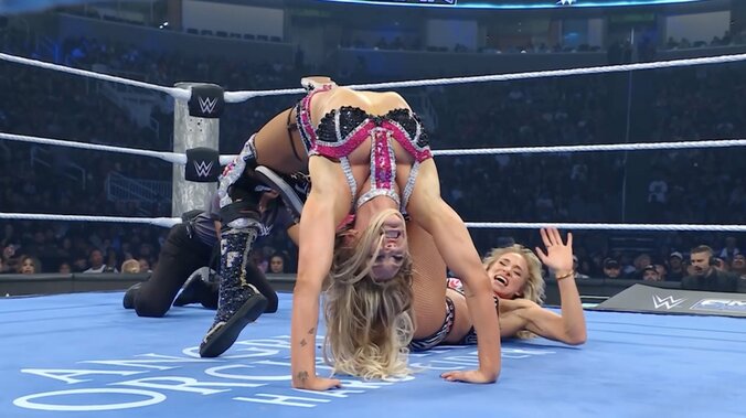 【映像】美女レスラー悶絶…“すごい角度”のブリッジ八の字固め