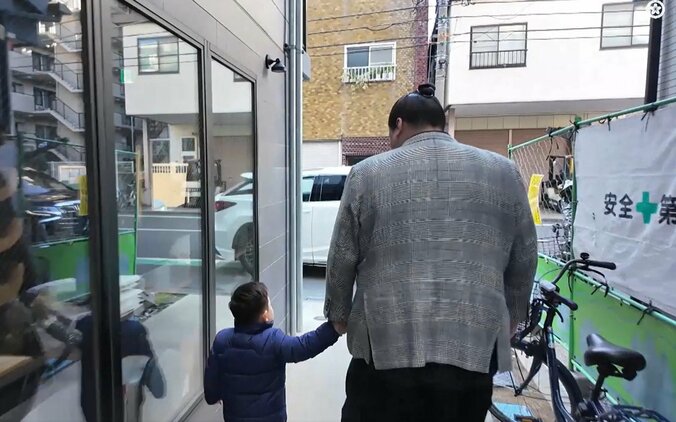 元若乃花「なんですか？（笑）」元照ノ富士、まさかの素顔にほっこり「引退 伊勢ヶ濱襲名披露大相撲」で国技館へ向かう車内で 3枚目