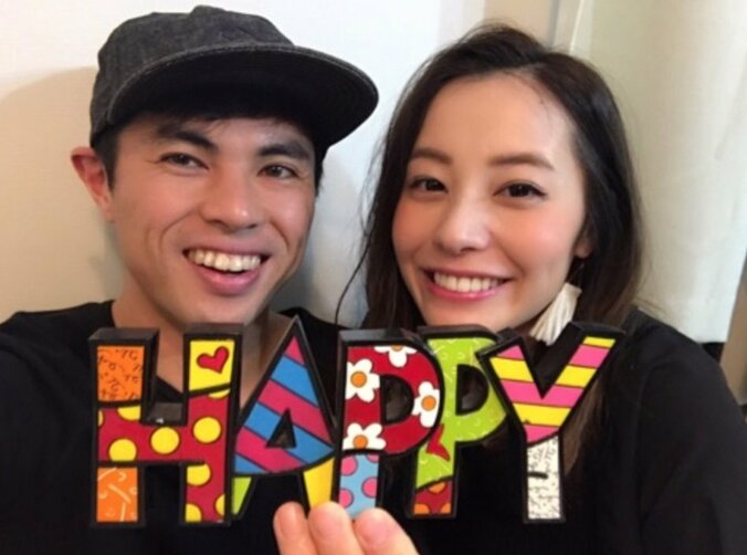 小島よしお、美人妻とのラブラブ2ショット披露　 1枚目