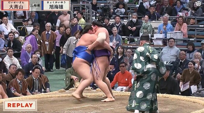 「ナゼそこに？」「めちゃ目立つ」大相撲、花道に“ポツン”と佇む著名人の姿 「さすがの気遣い」称賛も 4枚目