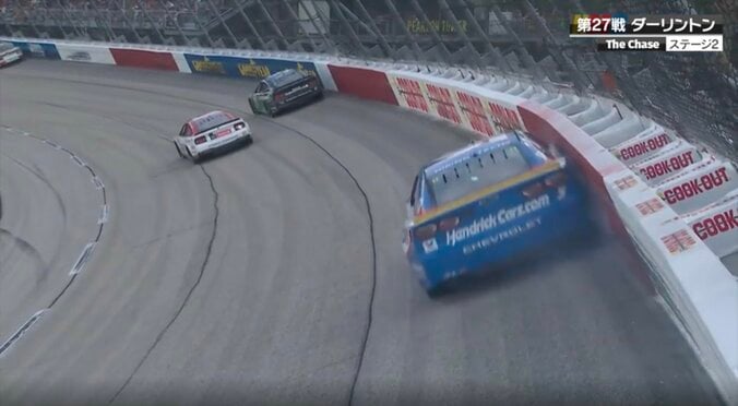 「あ！触ってる」レース中、飛び込んできた驚異の“壁走り”…国際映像も熱視線 痕跡クッキリの決定的一コマ 4枚目