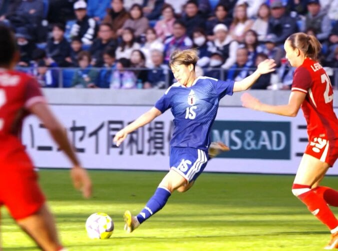 右足を振り抜く藤野あおば