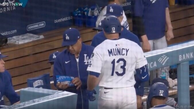 【写真・画像】もうワケわからん！フリーマン、想定外の謎打法で“まさかの光景”「どんな打ち方」手首だけで打った“強烈な打球”が話題に「天才すぎる」　1枚目