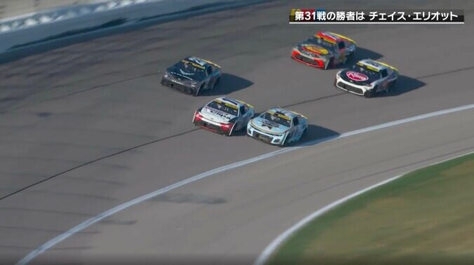 「どっから出てきた？」ライバルを“弾き飛ばして”大逆転！ ドライバーも「どうして勝てたかわからない」米レース、異例“再延長”で劇的V 3枚目