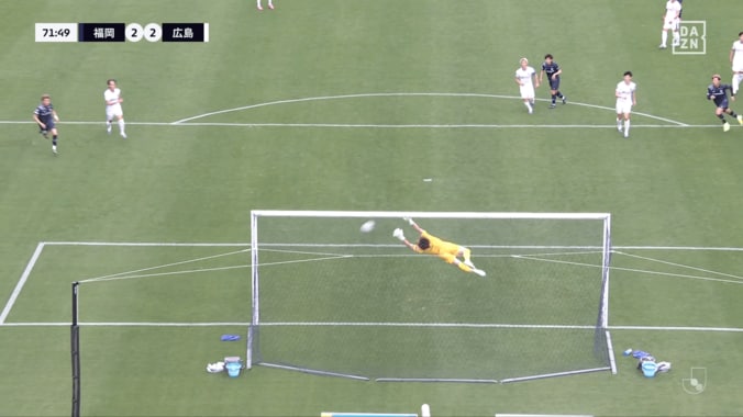 衝撃！「ありえない軌道」“30mアウト回転スーパーゴール”にスタジアム騒然！福岡MFが年間ベスト級の一撃「デ・ブライネかよ」 5枚目